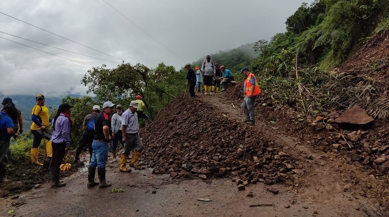 La vía de acceso a Chilla afectada por derrumbes