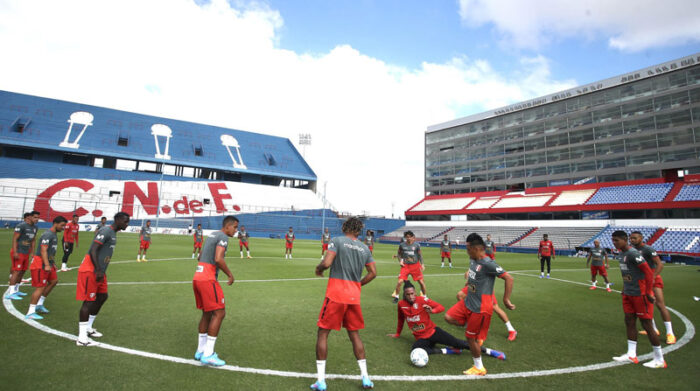 La selección peruana se entrena para el partido contra Uruguay. Foto: EFE