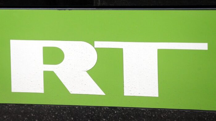 Logotipo de la televisión rusa RT, en Moscú. Foto: EFE/ Maxim Shipenkov