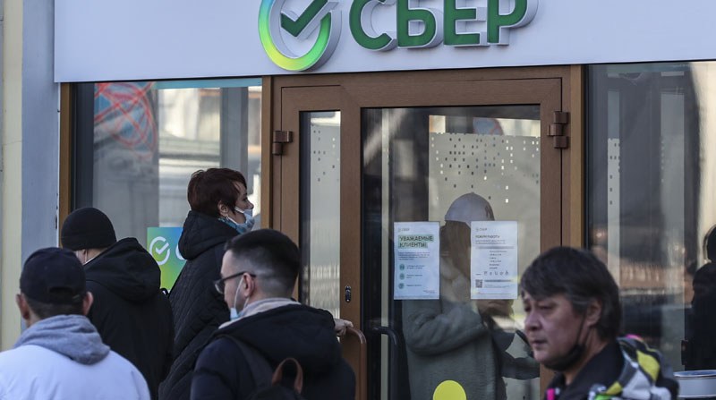 Desde que se anunciaron las sanciones, las personas se han acercado a retirar su dinero de los bancos en Rusia debido a la devaluación de su moneda local, el rublo. Foto: EFE