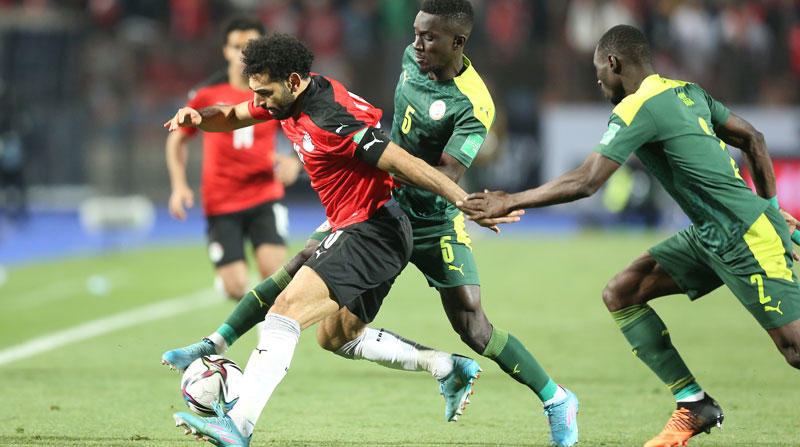 La Selección de Senegal ganó a Egipto y pasó al Mundial, durante un partido en donde se registró ataques con lásers a los jugadores. Foto: EFE