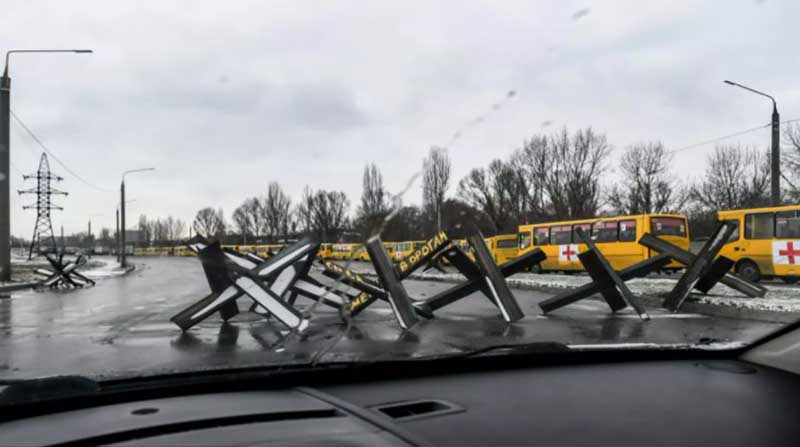 Obstáculos en una carretera que conecta con Mariupol. Foto: Europa Press