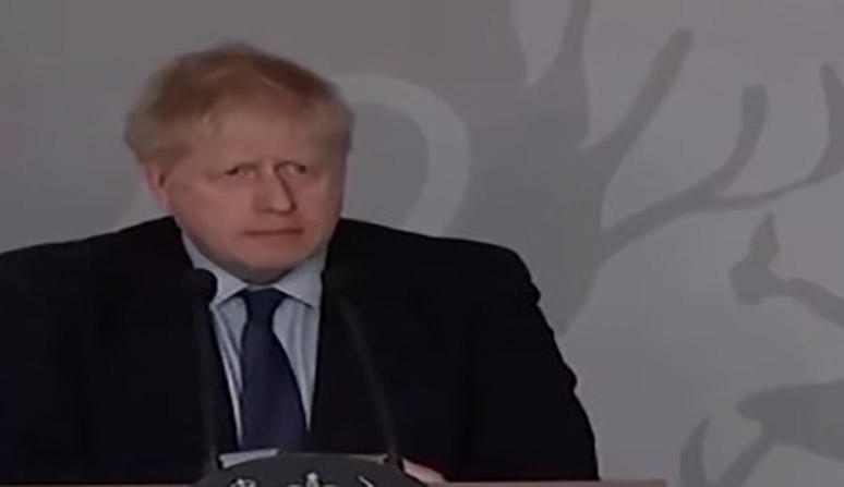 El Primer Ministro británico fue interpelado por una activista en una conferencia de prensa que se realizó en Polonia. Foto: Captura de pantalla.