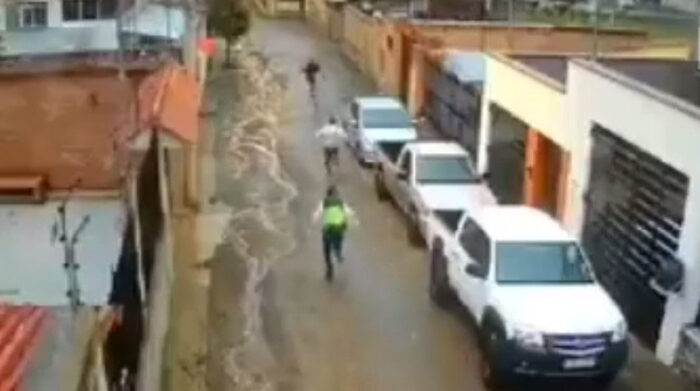 Un hombre que intentaba huir de los agentes de tránsito se lanzó al río Tomebamba, en Cuenca. Foto: Captura de pantalla.