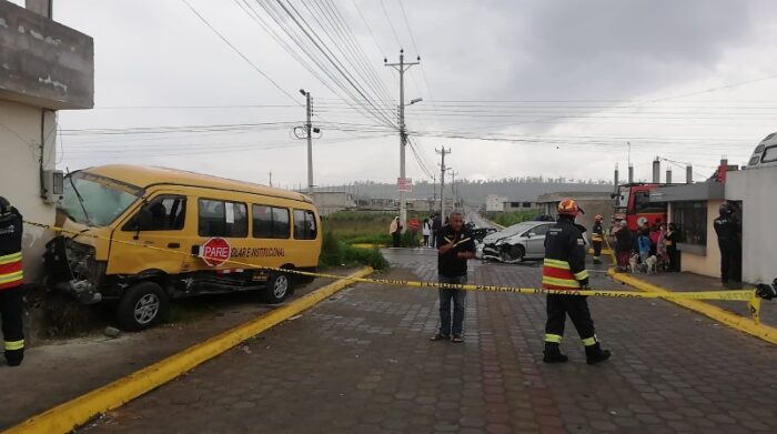 En Bellavista de Calderón se produjo un choque entre una buseta de transporte escolar y un vehículo particular. Foto: ECU 911 Quito