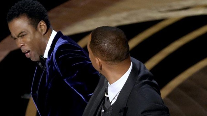 Will Smith golpeó y gritó al comediante Chris Rock mientras hacía algunos chistes durante la presentación de la categoría de Mejor Documental. Foto: Tomado de Twitter