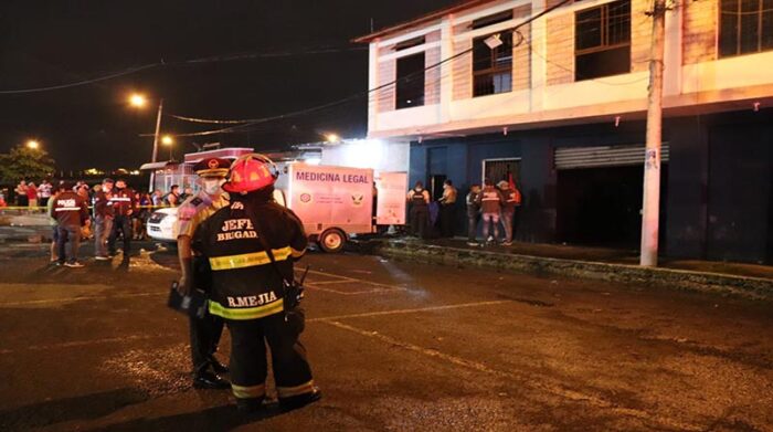 Tres unidades de bomberos sofocaron las llamas en un inmueble en las calles 17 y la Q, en el Suburbio de Guayaquil. Siete jóvenes tratados por rehabilitación de drogas murieron. Foto: Cortesía Bomberos de Guayaquil