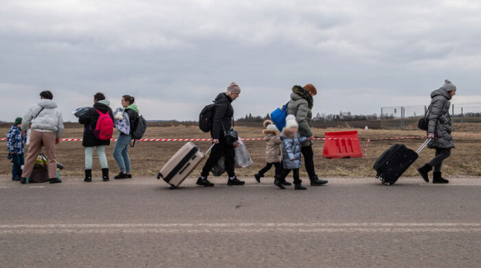 Miles de personas huyen a diario de Ucrania por los bombardeos de Rusia. Ecuador organizó un vuelo humanitario para que los ciudadanos del país retornen. Foto: EFE