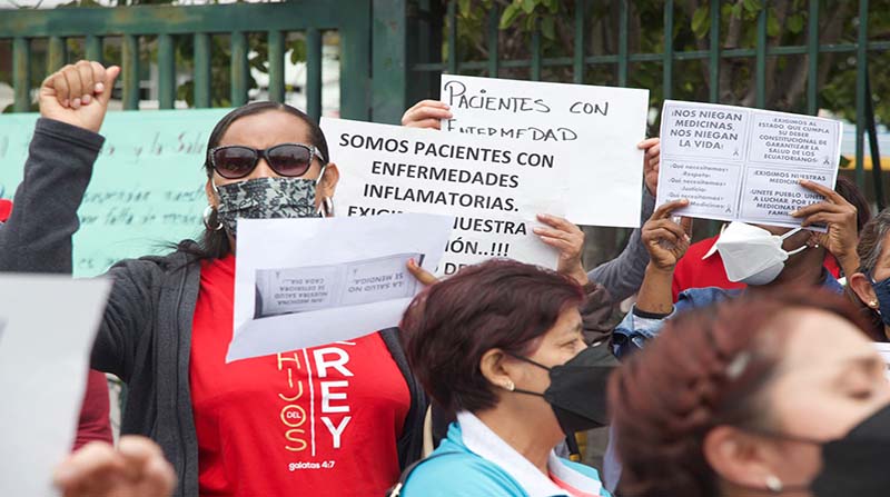 Pacientes con enfermedad inflamatoria intestinal reclaman por medicinas en el exterior del Hospital Carlos Andrade Marín. Foto: Diego Pallero / EL COMERCIO