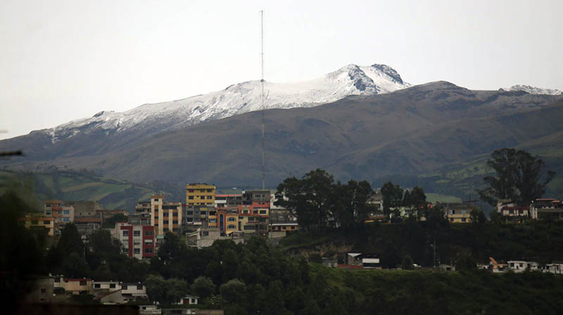 Este lunes 14 de marzo los cerros que rodean Quito amanecieron cubiertos de nieve. Foto: Julio Estrella/EL COMERCIO.