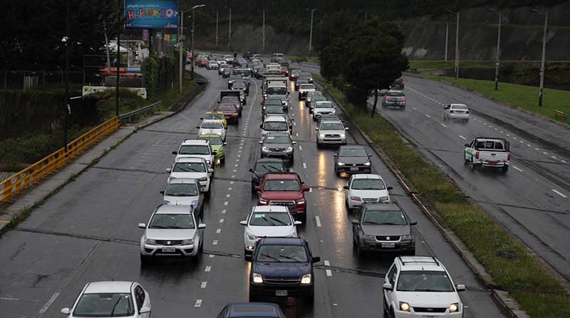 La capital registró congestión vehicular a causa de la lluvia en varios sectores. Foto: Julio Estrella/ El COMERCIO