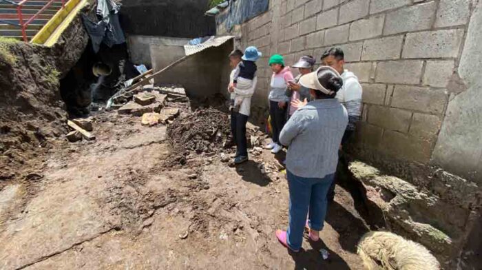 El muro de aproximadamente 20 metros colapsó en el barrio San Carlos del Sur. Foto: Patricio Terán / EL COME​RCIO