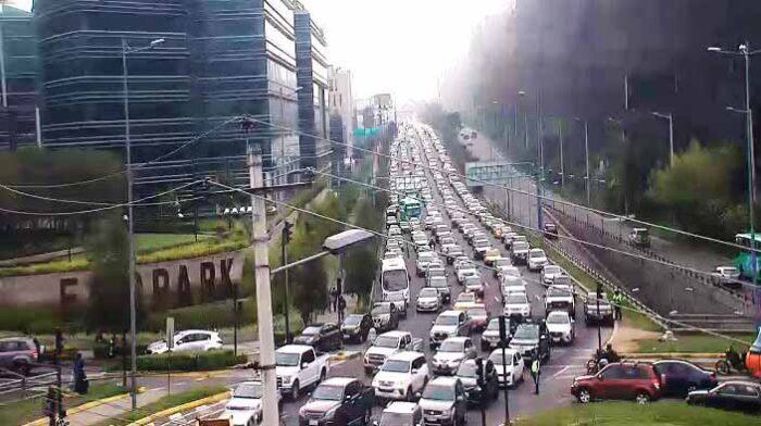En el sector del redondel Del Ciclista se registra alta carga vehicular. Foto: Twitter ECU 911 Quito.