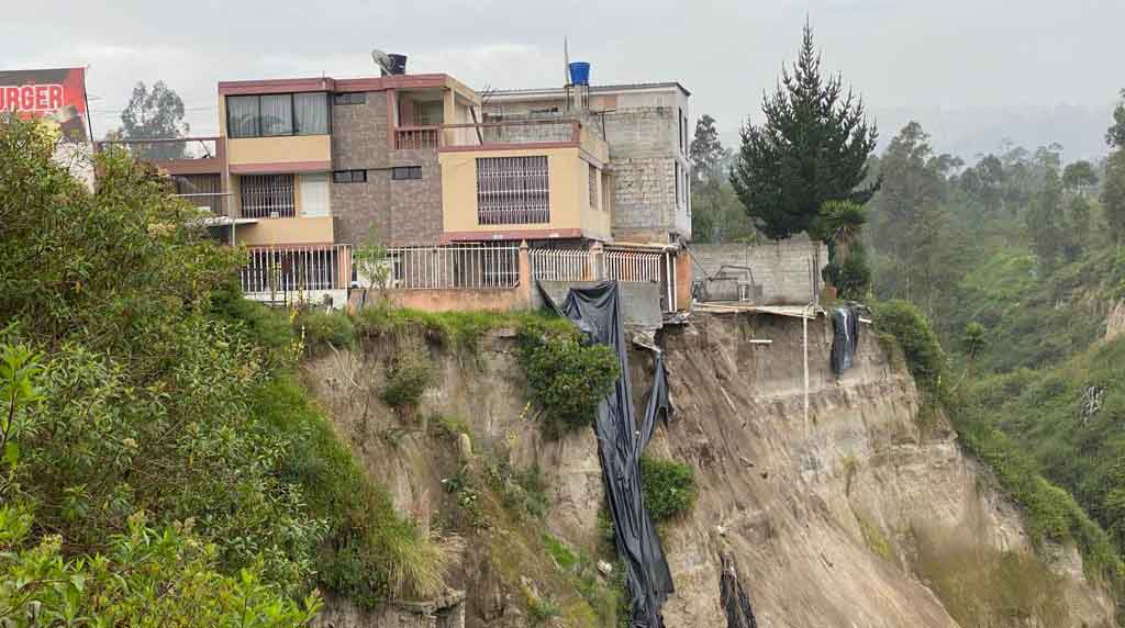 La quebrada Carretas, en el norte de Quito, fue declarada en emergencia por el alto riesgo de que más tierras e incluso casas se vayan al barranco. Foto: Patricio Terán/ EL COMERCIO