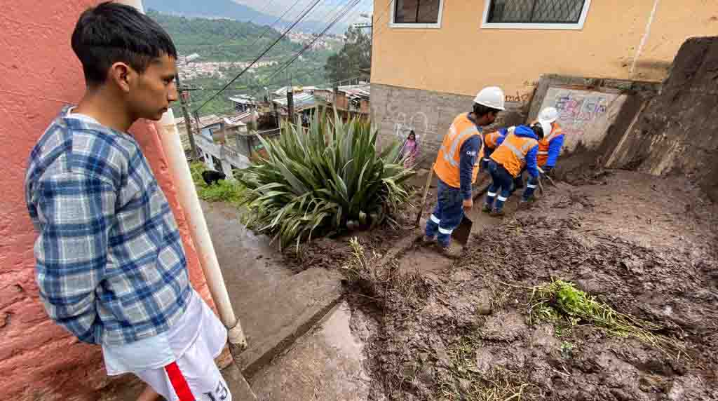 La mañana de este miércoles 30 de marzo de 2022 se registraron varios deslizamientos de tierra a causa de las lluvias de ayer martes. Foto Patricio Terán / EL COMERCIO.
