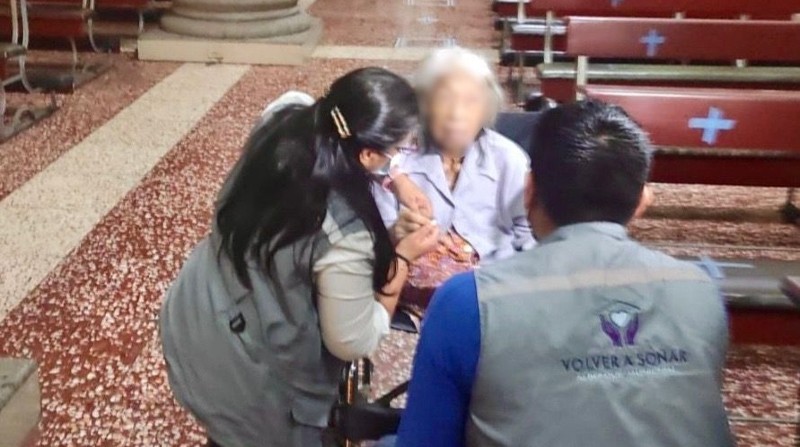 Luz María fue abandonada en silla de ruedas en la iglesia de San Francisco, en Guayaquil. Foto: Fiscalía General