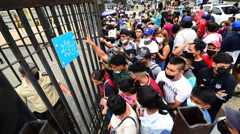 Hinchas buscan entradas en los exteriores del estadio Modelo de Guayaquil, el 14 de marzo del 2022. Foto: Enrique Pesantes / EL COMERCIO