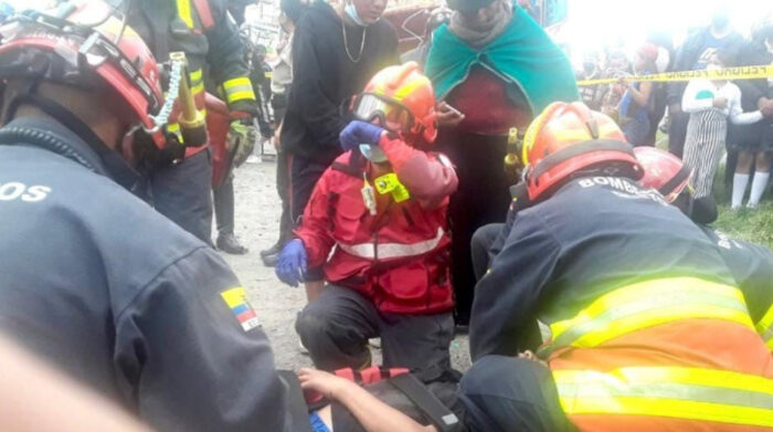Las personas afectadas cayeron sobre un auto, luego de ser expulsadas por el juego mecánico, informó el ECU. Foto: Cortesía Bomberos Quito