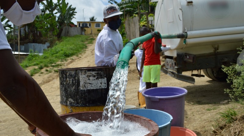 Los trabajos para el nuevo sistema de agua potable avanzan en Santo Domingo. El 46% de habitantes de la capital Tsáchila recibe agua tratada. Foto: Archivo / El Comercio