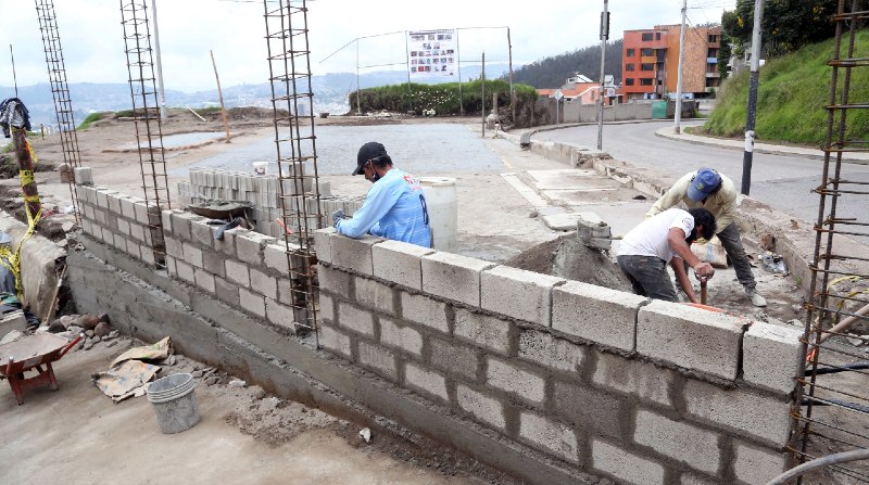 En el barrio La Comuna, la reconstrucción continúa en las casas afectadas. Una de ellas está junto a la cancha de ecuavóley. Foto: Diego Pallero / El Comercio