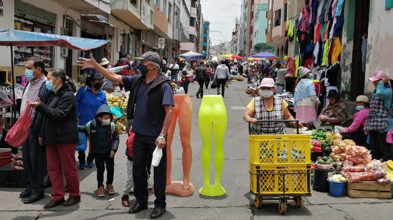 Los comerciantes informales caminan por las calles ofertando todo tipo de productos, a las personas que pasan por el lugar y las abordan. Foto: Modesto Moreta / El Comercio