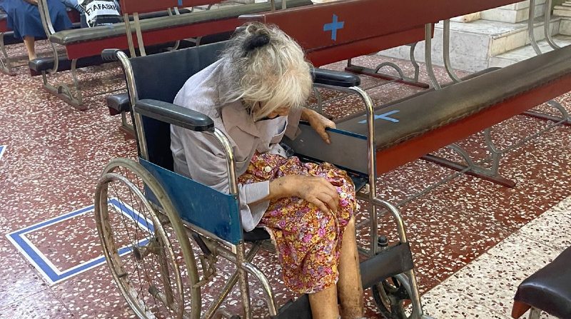 Luz María, una adulta mayor, fue abandonada en una iglesia de Guayaquil. Al momento está en un albergue municipal. Foto: Municipio de Guayaquil