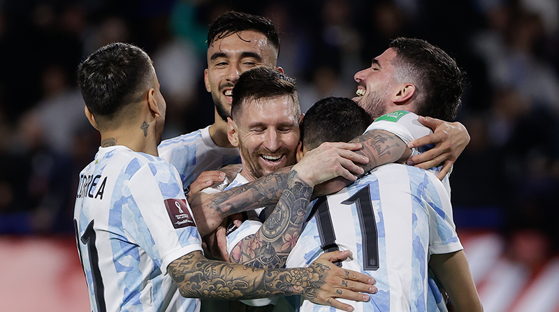 Lionel Messi (c) de Argentina celebra un gol, en un partido de las eliminatorias sudamericanas para el Mundial de Qatar 2022. Foto: EFE
