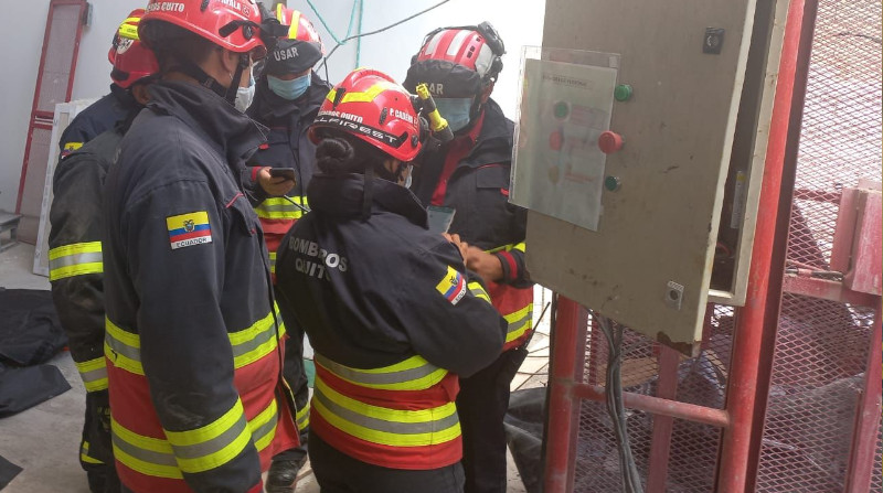 Cinco personas fallecieron por la caída de un ascensor montacargas en el hipercentro de Quito, confirmó el ECU-911. Foto: Cortesía Cuerpo de Bomberos de Quito