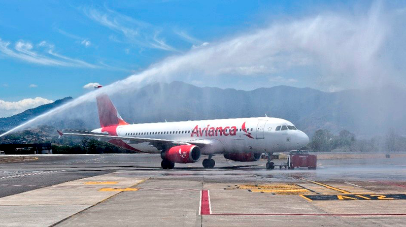 Con un marco de agua, despegó el avión que inauguró la ruta Quito-San José. Foto: Ministerio de Turismo