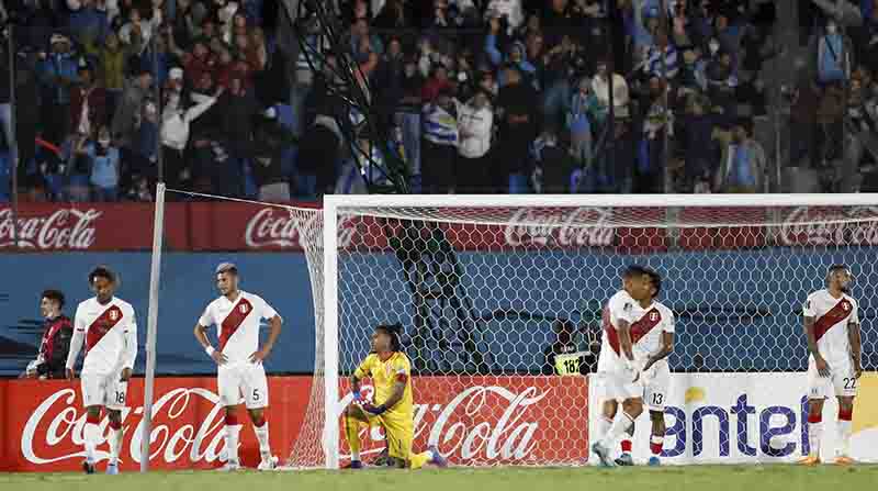 Jugadores de Perú se lamentan tras recibir un gol, en un partido por las eliminatorias sudamericanas al Mundial de la FIFA Catar 2022 entre Uruguay y Perú, en el estadio Centenario en Montevideo (Uruguay). EFE