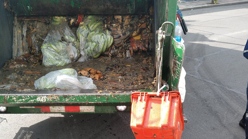 El servicio de limpieza de la ciudad de Guayaquil retiró el banano podrido de las bodegas del Mies Foto: Cortesía Gustavo Arguello