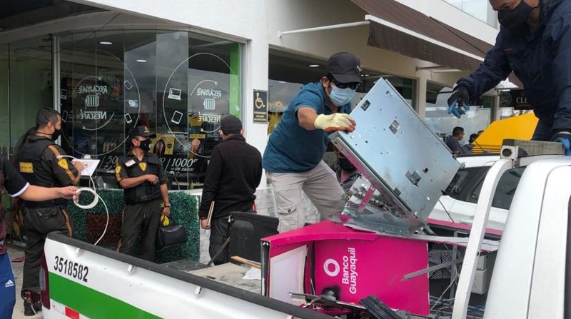 El cajero del banco, que fue vulnerado el fin de semana pasado, fue traslado en una camioneta, por personal de la entidad financiera. Foto: Diego Pallero / EL COMERCIO