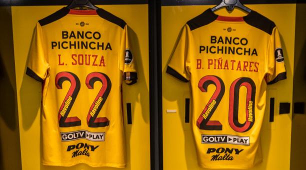 Las camisetas de Leonair Souza y Bruno Piñatares en el camerino del estadio Banco Pichincha. Foto: Twitter Barcelona.