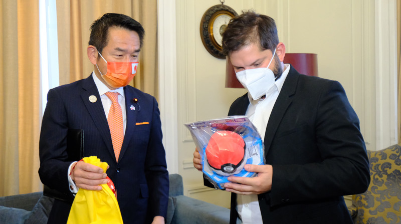 El presidente electo de Chile, Gabriel Boric (d), saluda al ministro de Relaciones Exteriores de Japón, Kiyoshi Odawara (i), quien le regaló al mandatario electo una pokebola y un peluche de Squirtle, uno de los personajes de la serie de animación Pokemon. Foto: EFE