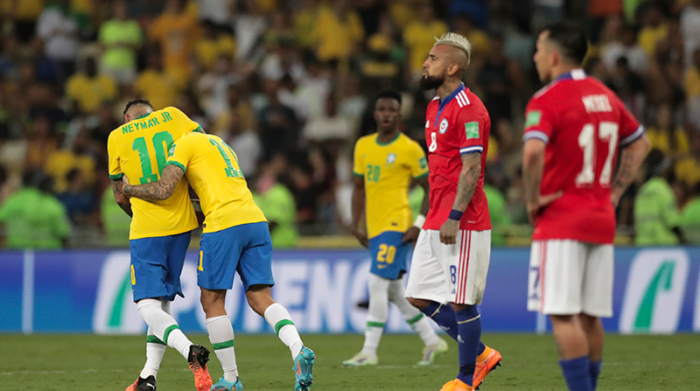 Philippe Coutinho (2-i) de Brasil celebra con su compañero Neymar Jr tras anotar contra Chile. Foto: EFE