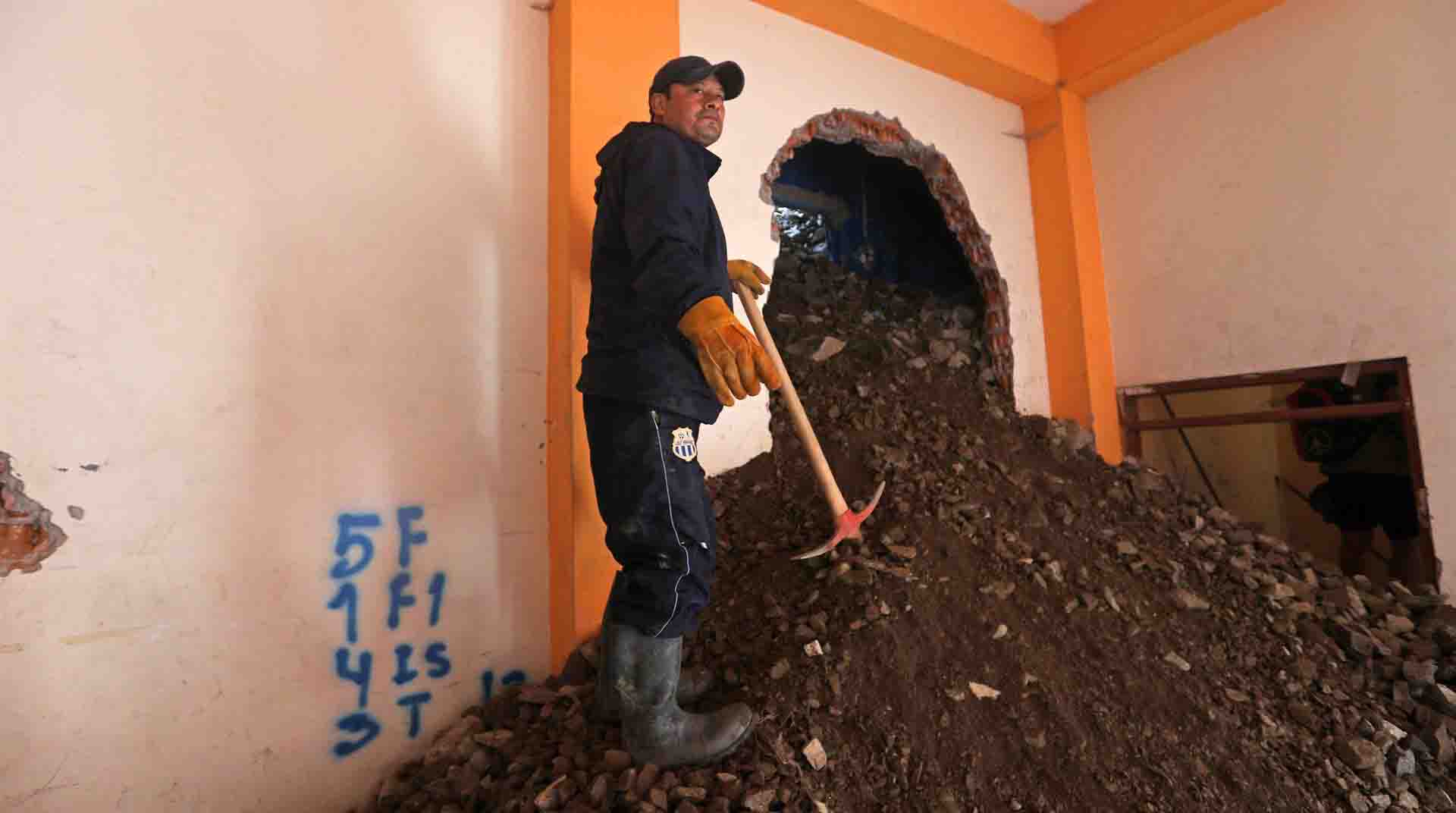 Foto cedida por Presidencia de Perú de un hombre que trabaja en una casa afectada por un derrumbe en la provincia de Pataz, región de La Libertad, al norte de Perú. EFE