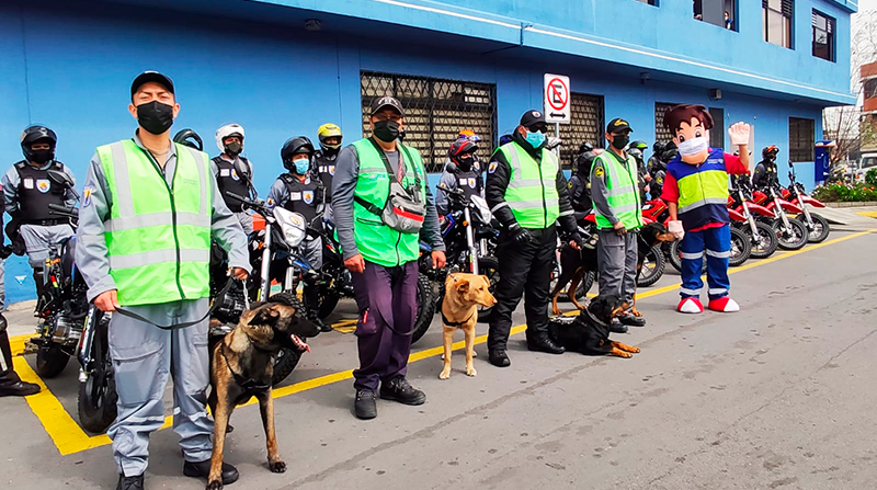26 motociclistas y seis canes entrenados brindarán seguridad a la ciudadanía en las diferentes paradas del sistema municipal de Quito. Foto Ivonne Mantilla/ EL COMERCIO