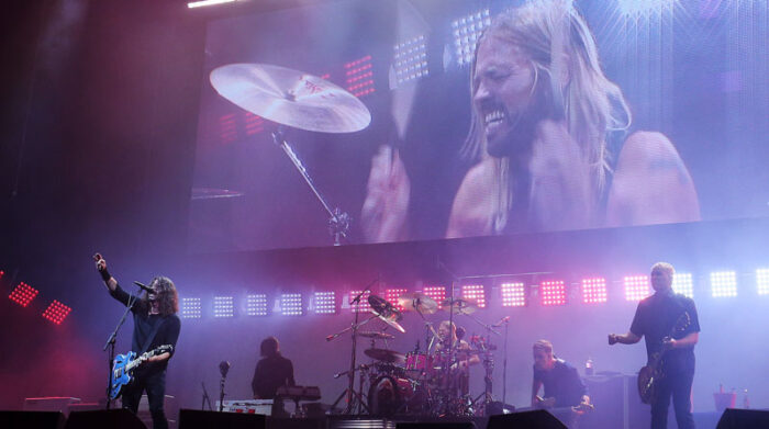 Los fanáticos lamentaron la muerte del baterista de Foo Fighters, Taylor Hawkins. Foto: EFE