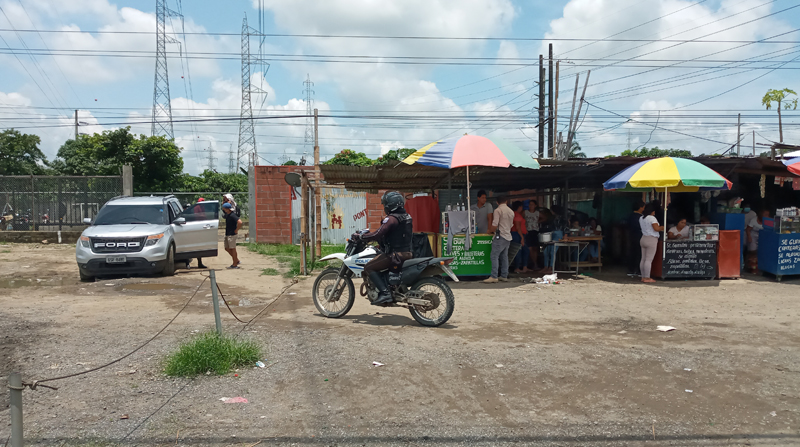 Agentes de la Policía Nacional investigan la explosión de una granada que dejó tres heridos en una caseta de venta de comida ubicada al frente de la Cárcel Regional Guayas, al norte de Guayaquil. Foto: EL COMERCIO