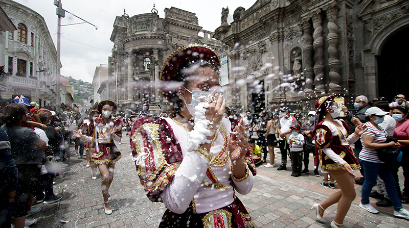 Desfile de Carnaval en la calle García Moreno, centro de Quito. Foto: Carlos Noriega / EL COMERCIO