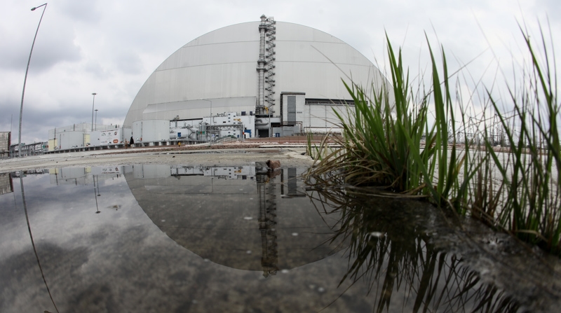 El regulador nuclear ucraniano señaló este12 de marzo de 2022 que los esfuerzos para reparar las líneas eléctricas dañadas continuaban mientras los generadores diésel seguían proporcionando energía a los sistemas de seguridad en la central nuclear de Chernóbil. Foto: EFE