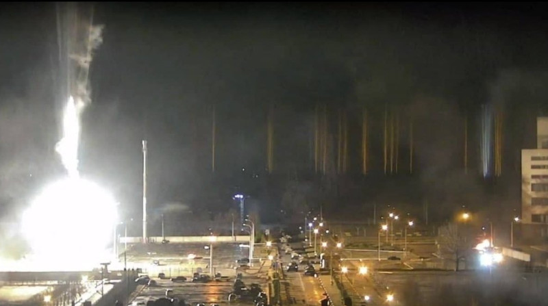 En la central nuclear de Energodar, en el sureste de Ucrania, se desató un incendio tras disparos de las fuerzas rusas contra la planta. Foto: Captura