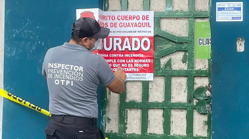 Autoridades del Municipio y del Cuerpo de Bomberos de Guayaquil inspeccionaron el lugar, ubicado en las calles 17 y la Q, del Suburbio. Foto: Bomberos Guayaquil