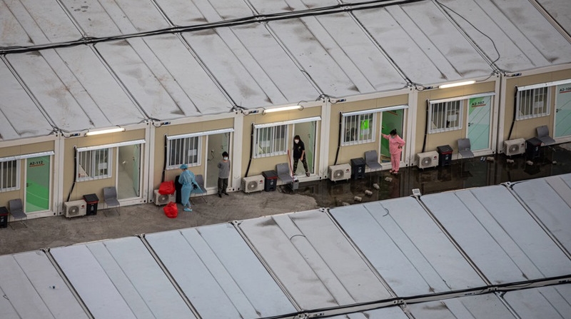 Más de 900 habitaciones del centro de aislamiento comunitario de Tsing Yi han sido ocupadas por pacientes confirmados sin síntomas de covid-19 o leves que se encuentran en aislamiento obligatorio. Foto: EFE