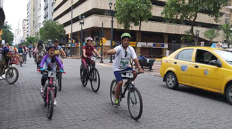 La cicleada recorrió la calle Chile hacia el sur y llegó a la isla Santay. FOTO: FOTO: Juan Carlos Holguín / El Comercio
