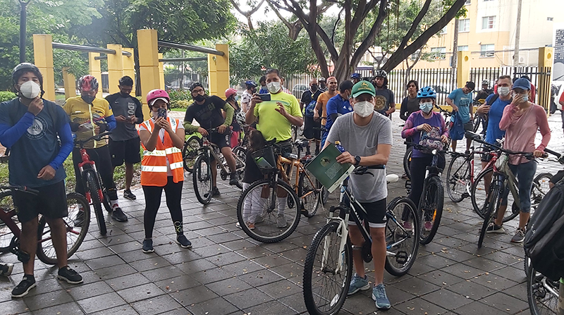 La cicleada en 2021 congregó a docenas de participantes en Guayaquil. Foto: Cortesía