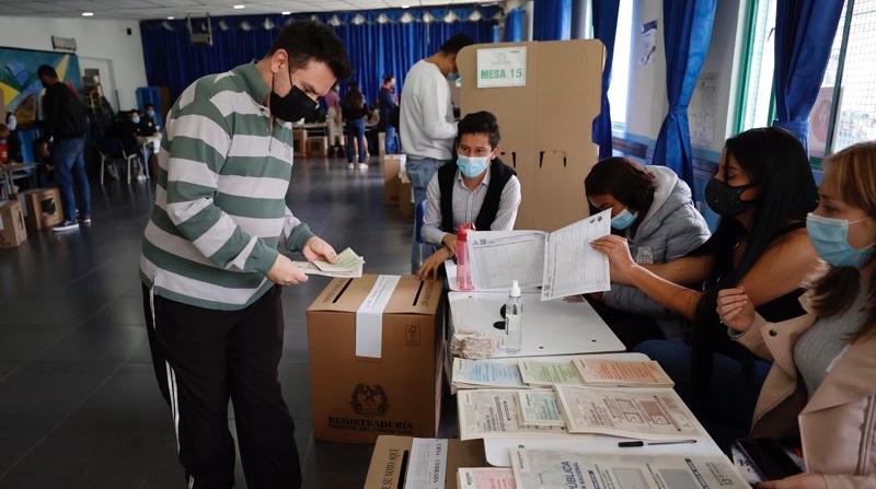 Ciudadanos ejercen su derecho al voto en las elecciones legislativas este 13 de marzo de 2022 en Bogotá, Colombia. EFE