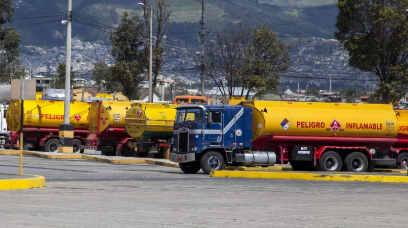 En la terminal de combustibles El Beaterio, se despacha a los tanqueros particulares y estatales para la distribución de diésel y gasolina a las estaciones de servicio de Quito. Foto: Archivo / El Comercio