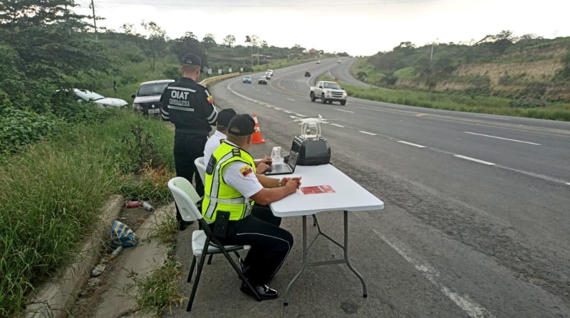 La Comisión de Tránsito del Ecuador (CTE) controla con drones y con personal puntos de control el retorno de vehículos en la vía a la Costa. Foto: Cortesía CTE