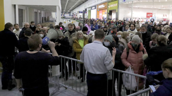 Las personas en Rusia se aglomeran para hacer compras en los locales de empresas internacionales que han anunciado la salida del país, por las sanciones económicas generadas por el ataque a Ucrania. Foto: EFE
